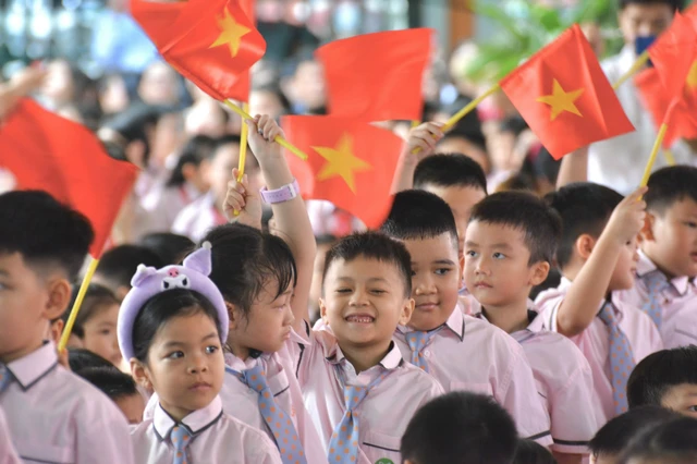 Sở GD&ĐT TP.HCM cũng yêu cầu các đơn vị thực hiện treo cờ Tổ quốc trong suốt các ngày lễ tại trụ sở cơ quan, trường học theo quy định. (Ảnh minh họa)