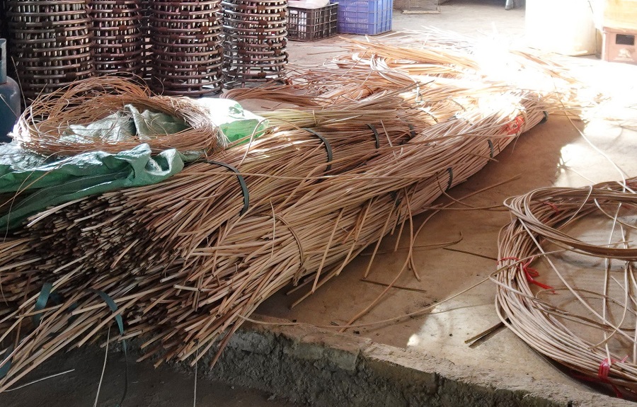 Nguyên liệu là song mây rừng chẻ đều Nguyên liệu là song mây rừng chẻ đều