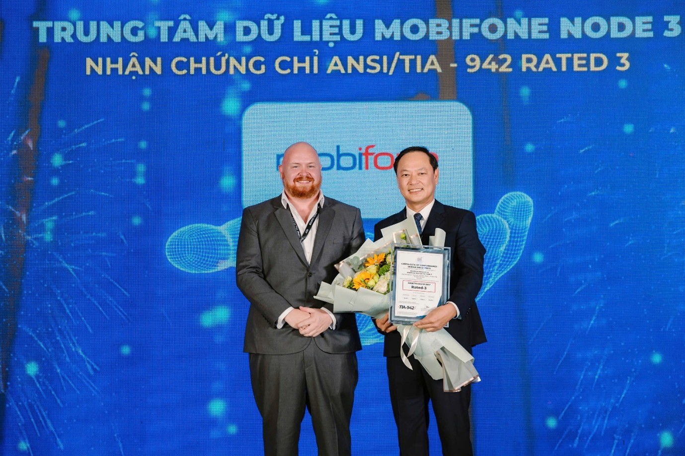 Đại diện MobiFone nhận chứng chỉ tại sự kiện. Ảnh: Phương Anh Đại diện MobiFone nhận chứng chỉ tại sự kiện. Ảnh: Phương Anh