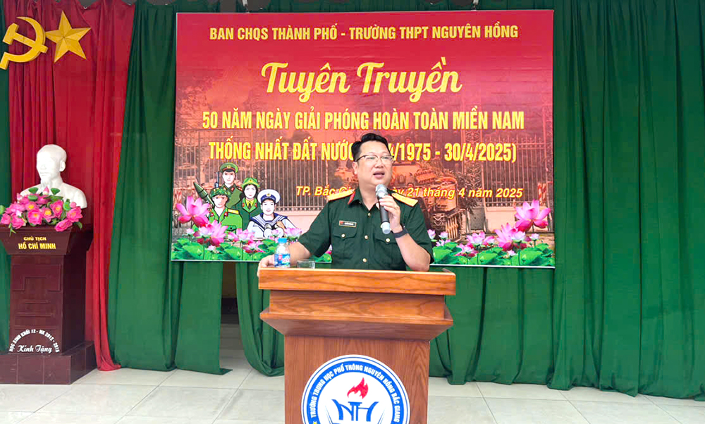 Cán bộ Bộ Chỉ huy quân sự tỉnh tuyên truyền tại Trường Trung học phổ thông Nguyên Hồng (thành phố Bắc Giang). Cán bộ Bộ Chỉ huy quân sự tỉnh tuyên truyền tại Trường Trung học phổ thông Nguyên Hồng (thành phố Bắc Giang).