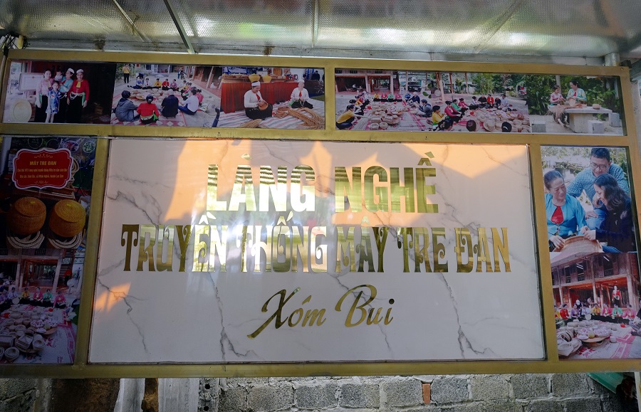 Tên làng nghề gắn trang trọng trong nếp nhà sàn của chị Dung Tên làng nghề gắn trang trọng trong nếp nhà sàn của chị Dung