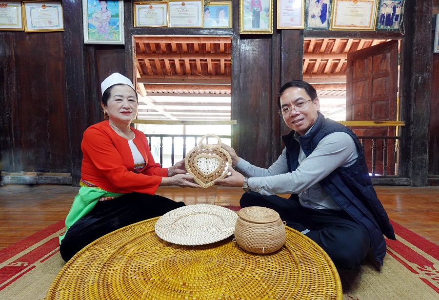 Chị Quách Thị Dung tặng Tác giả sản phẩm “chiếc túi xách xinh xắn hình trái tim” được các nghệ nhân xóm Bui đan thủ công bằng song mây rừng Chị Quách Thị Dung tặng Tác giả sản phẩm “chiếc túi xách xinh xắn hình trái tim” được các nghệ nhân xóm Bui đan thủ công bằng song mây rừng