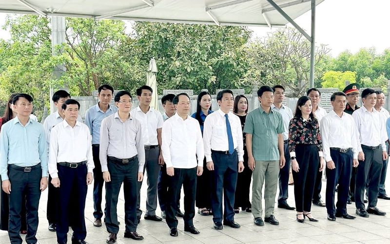 Bí thư Tỉnh ủy Hà Tĩnh Nguyễn Duy Lâm và đoàn dâng hương, hoa tưởng niệm cố Tổng Bí thư Hà Huy Tập. Bí thư Tỉnh ủy Hà Tĩnh Nguyễn Duy Lâm và đoàn dâng hương, hoa tưởng niệm cố Tổng Bí thư Hà Huy Tập.