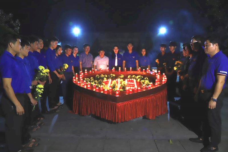 Các đại biểu và đoàn viên, thanh niên thắp nến tri ân tại khu mộ cố Tổng Bí thư Hà Huy Tập. Các đại biểu và đoàn viên, thanh niên thắp nến tri ân tại khu mộ cố Tổng Bí thư Hà Huy Tập.