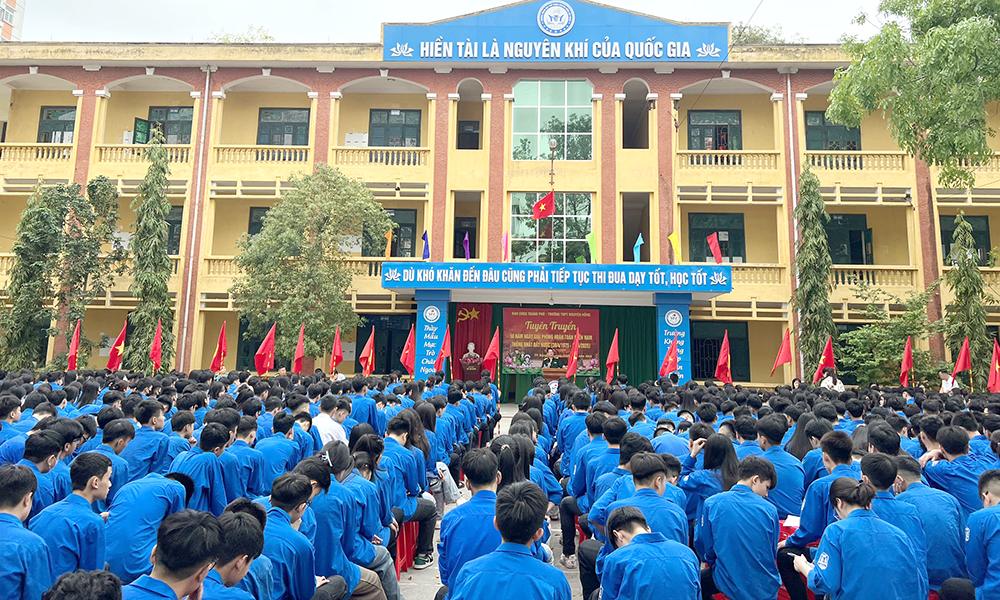 Quang cảnh buổi tuyên truyền tại Trường Trung học phổ thông Nguyên Hồng (thành phố Bắc Giang). Quang cảnh buổi tuyên truyền tại Trường Trung học phổ thông Nguyên Hồng (thành phố Bắc Giang).