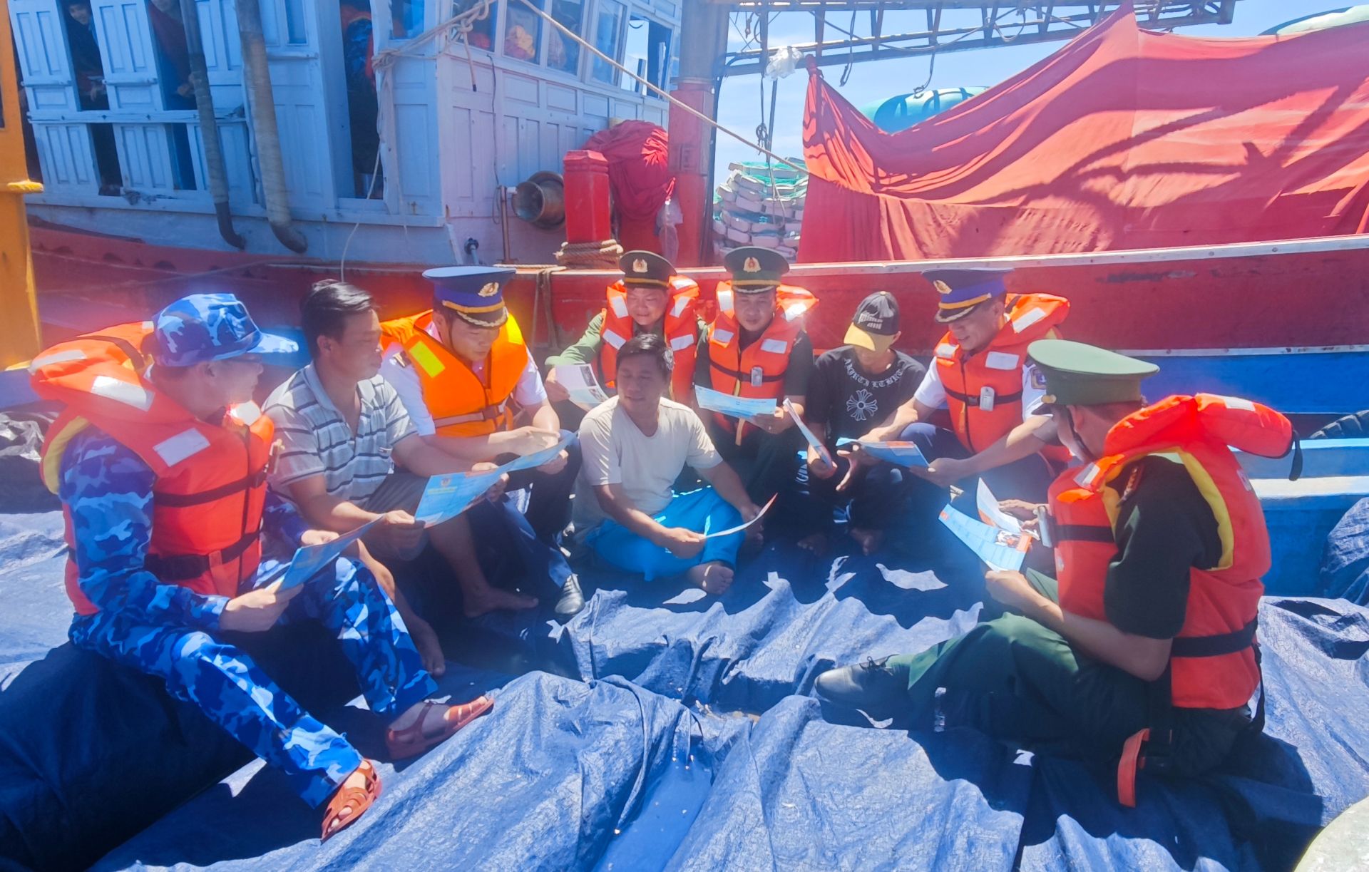 Cán bộ chiến sĩ tuyên truyền, phổ biến pháp luật cho ngư dân Cán bộ chiến sĩ tuyên truyền, phổ biến pháp luật cho ngư dân