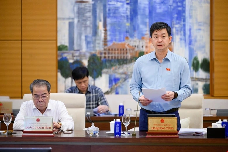 Tổng Thư ký, Chủ nhiệm Văn phòng Quốc hội Lê Quang Tùng trình bày tờ trình. Ảnh quochoi.vn.