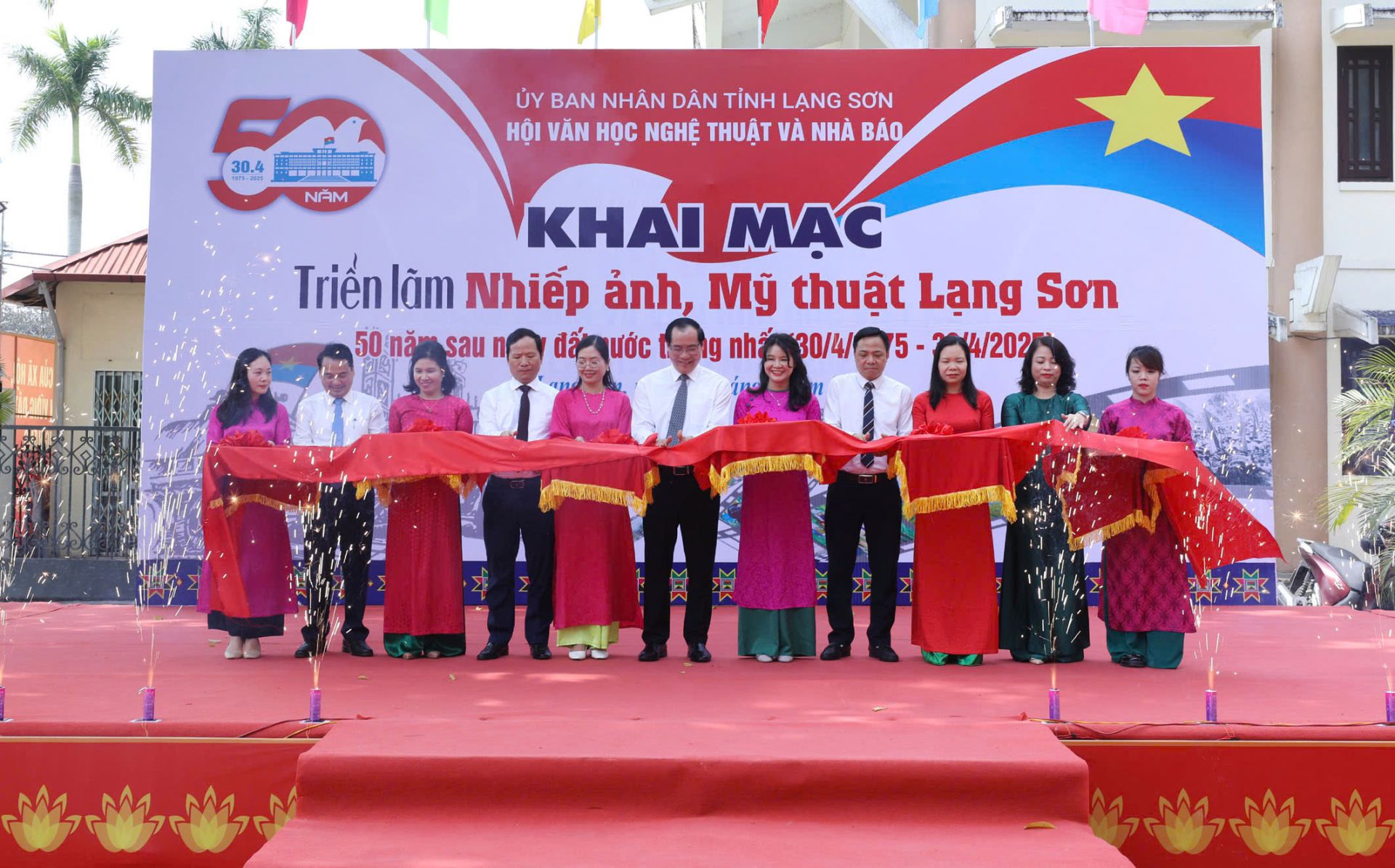 Các đại biểu cắt băng khai mạc triển lãm