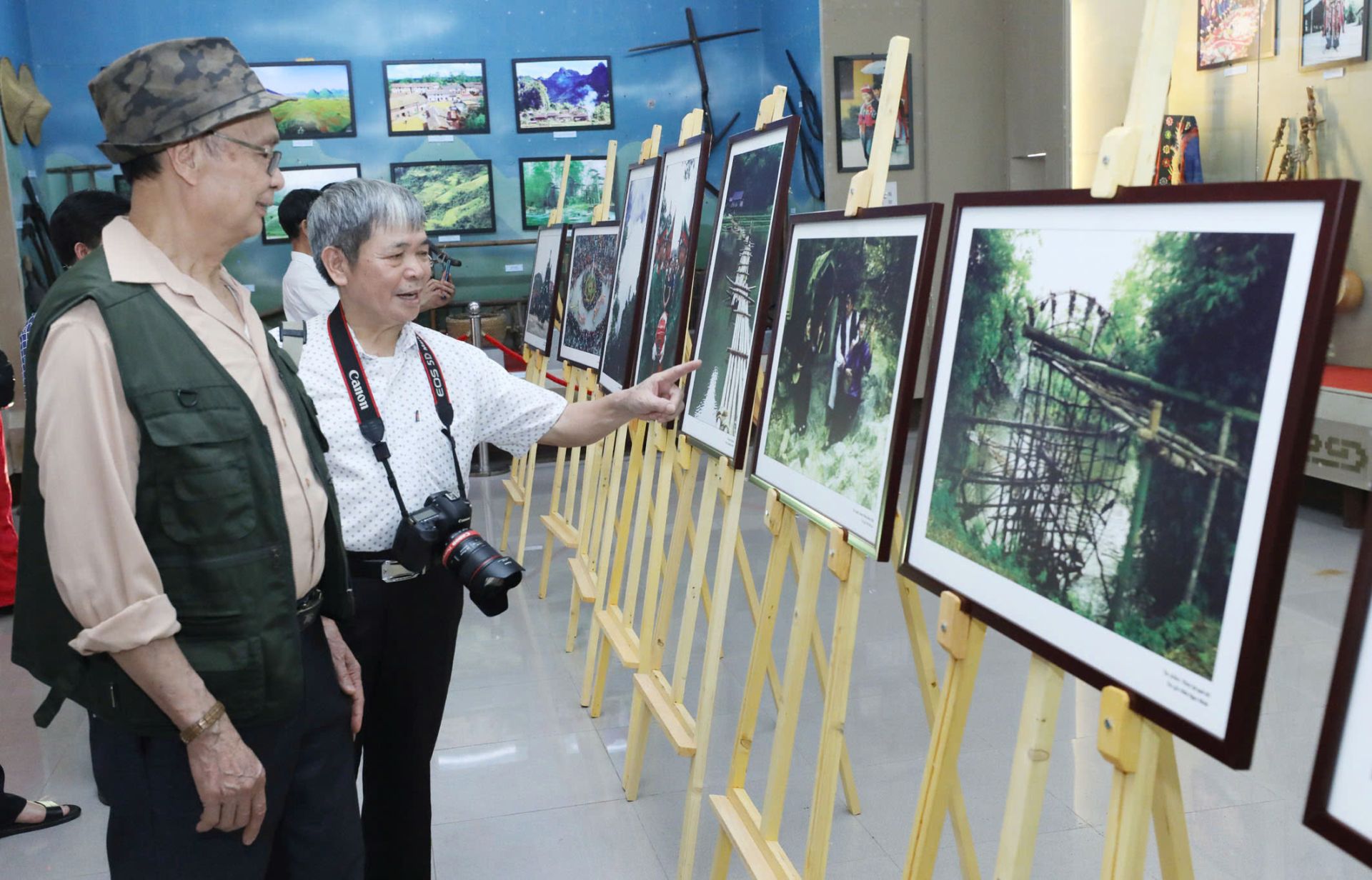 Các tác phẩm trưng bày tại triển lãm thu hút nhiều người tham quan, thưởng lãm