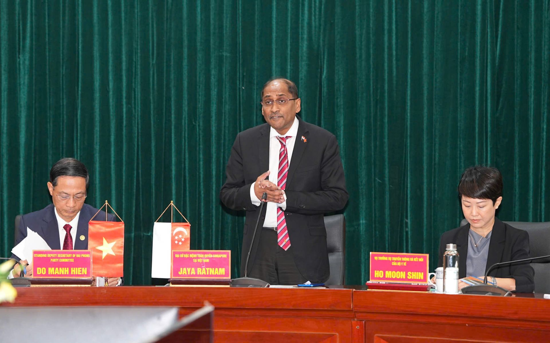 Ng&agrave;i Jaya Ratnam, Đại sứ đặc mệnh to&agrave;n quyền Singapore tại Việt Nam chia sẻ một số nội dung Singapore c&oacute; thể hỗ trợ Hải Ph&ograve;ng thời gian tới.