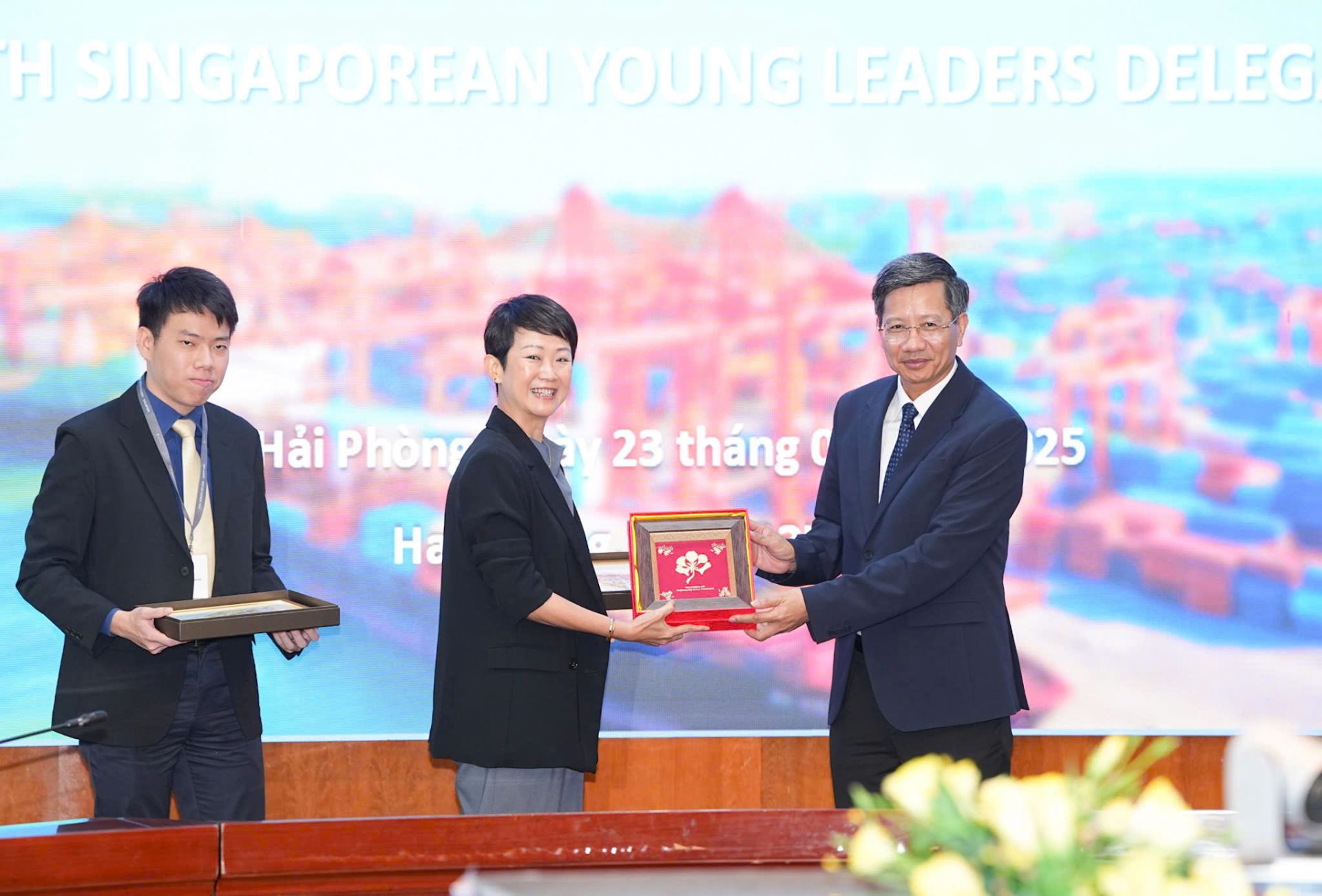 Ph&oacute; Chủ tịch Thường trực UBND th&agrave;nh phố L&ecirc; Anh Qu&acirc;n trao qu&agrave; lưu niệm cho Đo&agrave;n c&ocirc;ng t&aacute;c của Đại sứ qu&aacute;n Singapore tại Việt Nam v&agrave; c&aacute;c l&atilde;nh đạo trẻ Singapore.