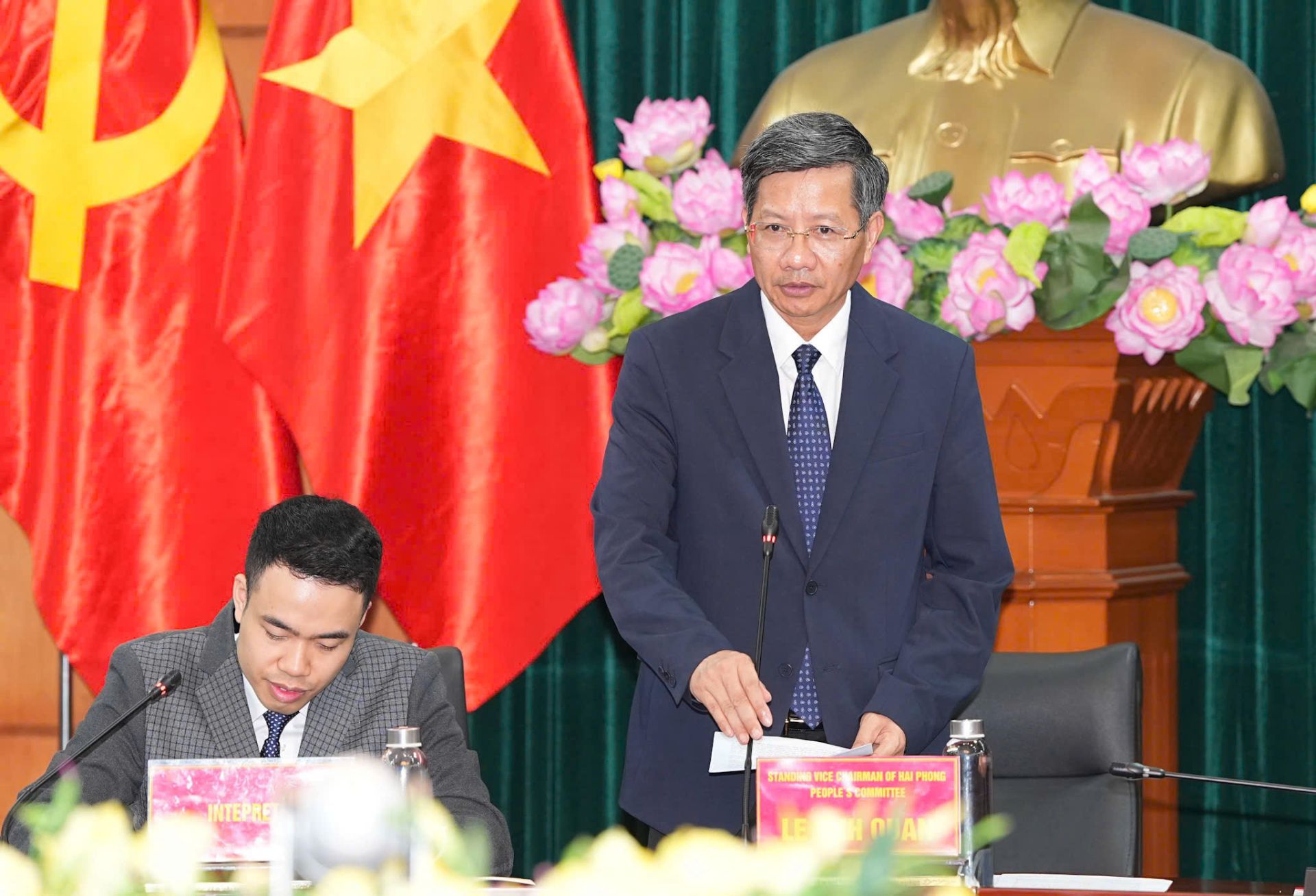 Ph&oacute; Chủ tịch Thường trực UBND th&agrave;nh phố L&ecirc; Anh Qu&acirc;n giới thiệu một số th&ocirc;ng tin về th&agrave;nh tựu ph&aacute;t triển kinh tế - x&atilde; hội của th&agrave;nh phố Hải Ph&ograve;ng.