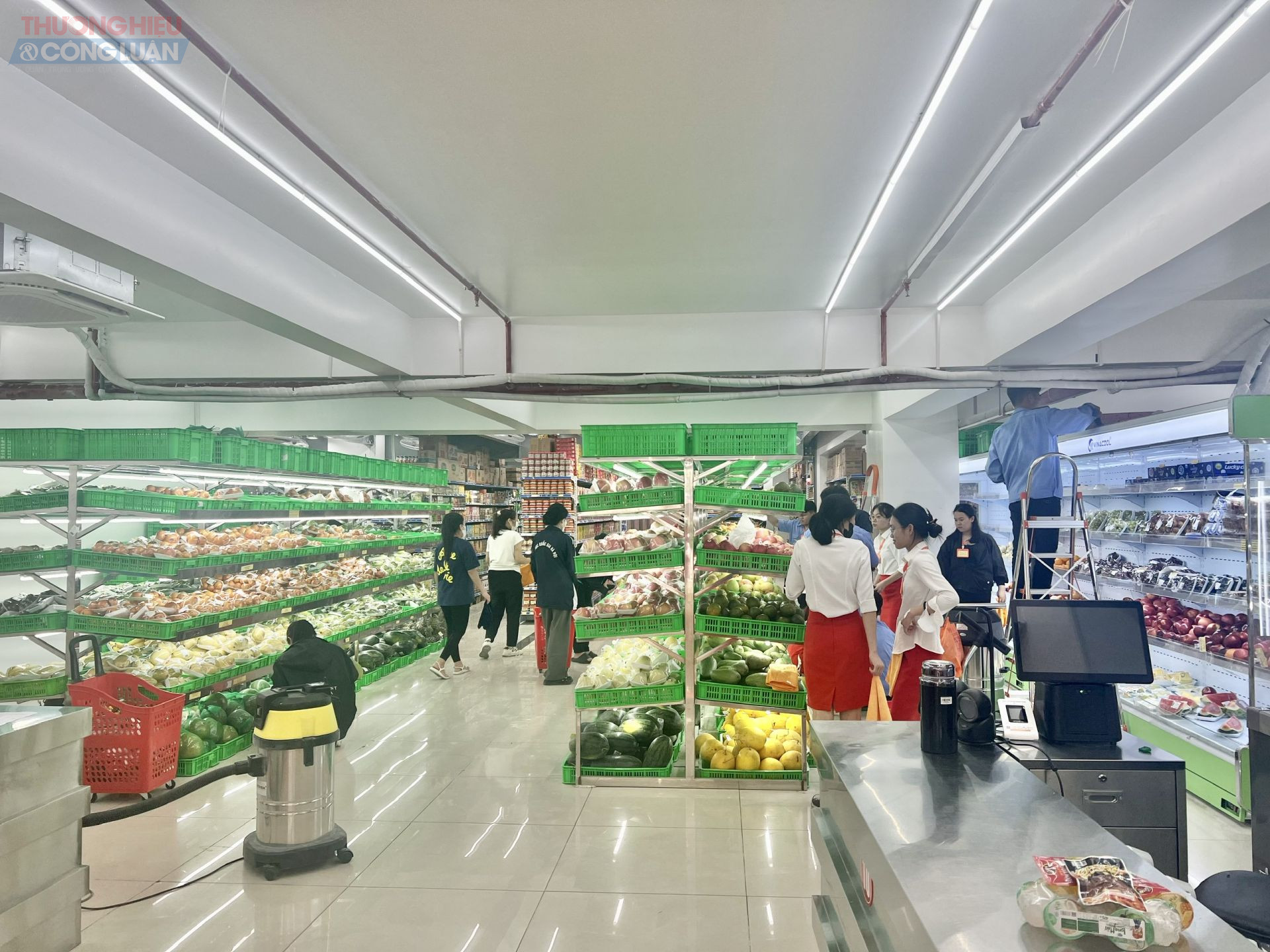 Khu vực bày bán hoa quả tươi với rất nhiều chủng loại Khu vực bày bán hoa quả tươi với rất nhiều chủng loại