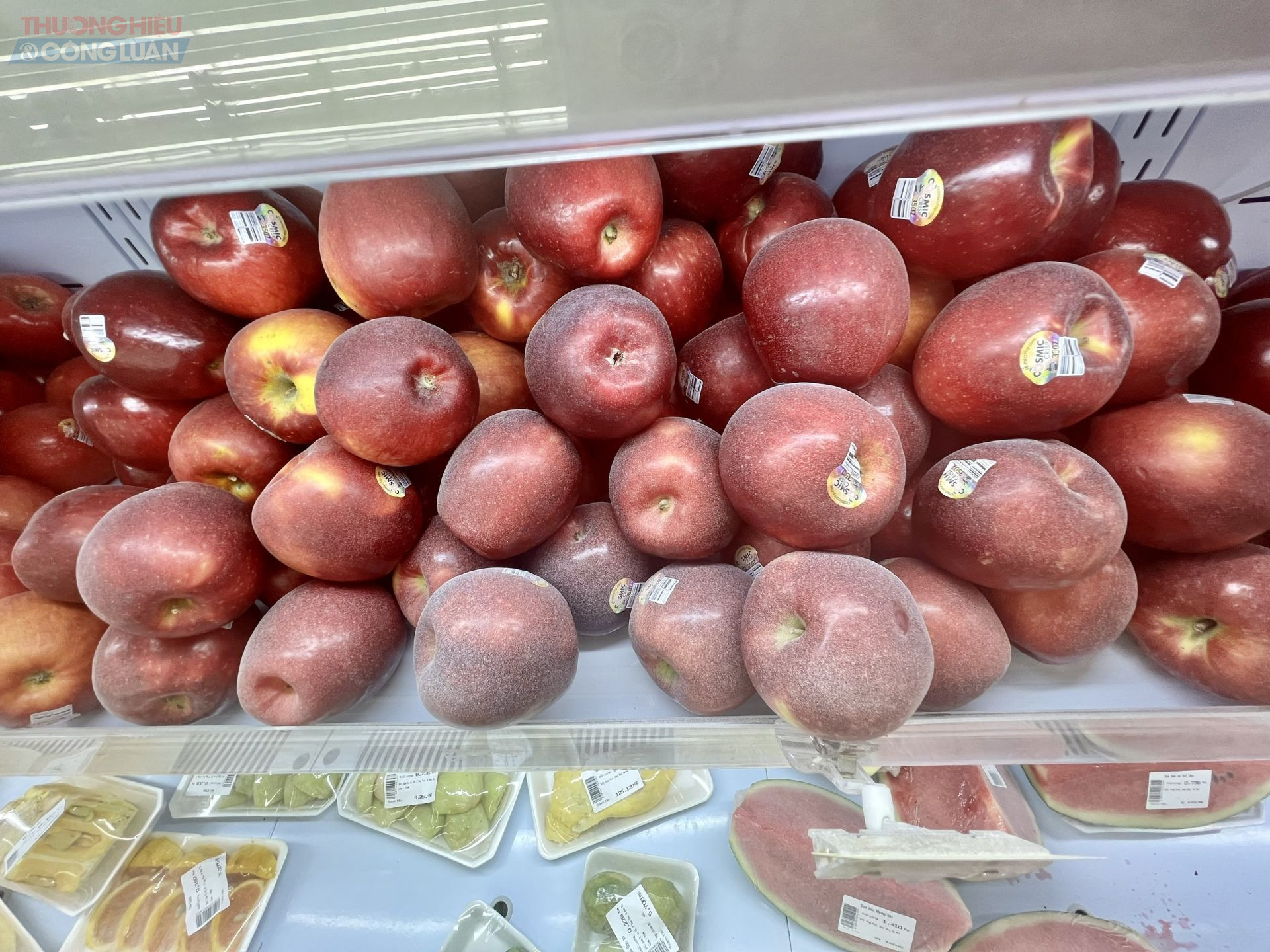 Bụi trắng phủ kín bề mặt những trái táo tại đây Bụi trắng phủ kín bề mặt những trái táo tại đây