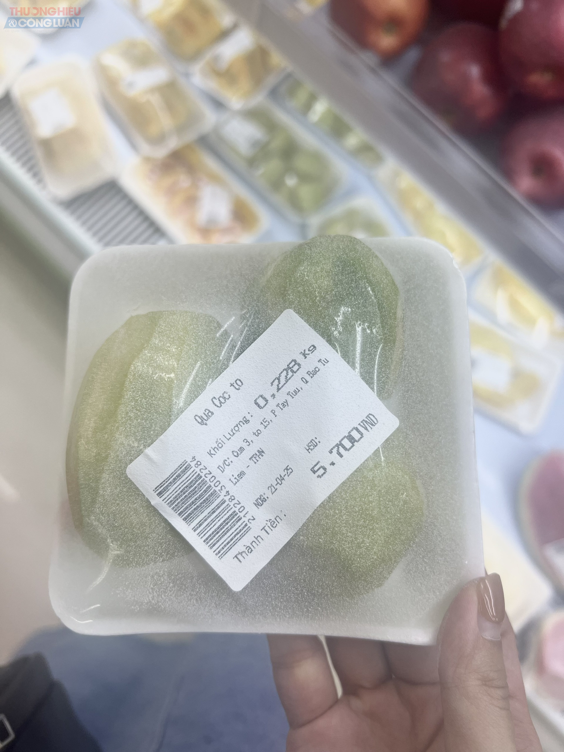 Khay đựng cóc gọt sẵn này cũng phủ đầy bụi trắng bên ngoài bao nilong bọc thực phẩm. Tuy nhiên, màng bọc thực phẩm này rất mỏng, có thể rách bất cứ lúc nào, và bụi bẩn bám vào bề mặt quả đã gọt sẵn, hoàn toàn không thể lau chùi được, vô cùng mất vệ sinh an toàn thực phẩm Khay đựng cóc gọt sẵn này cũng phủ đầy bụi trắng bên ngoài bao nilong bọc thực phẩm. Tuy nhiên, màng bọc thực phẩm này rất mỏng, có thể rách bất cứ lúc nào, và bụi bẩn bám vào bề mặt quả đã gọt sẵn, hoàn toàn không thể lau chùi được, vô cùng mất vệ sinh an toàn thực phẩm