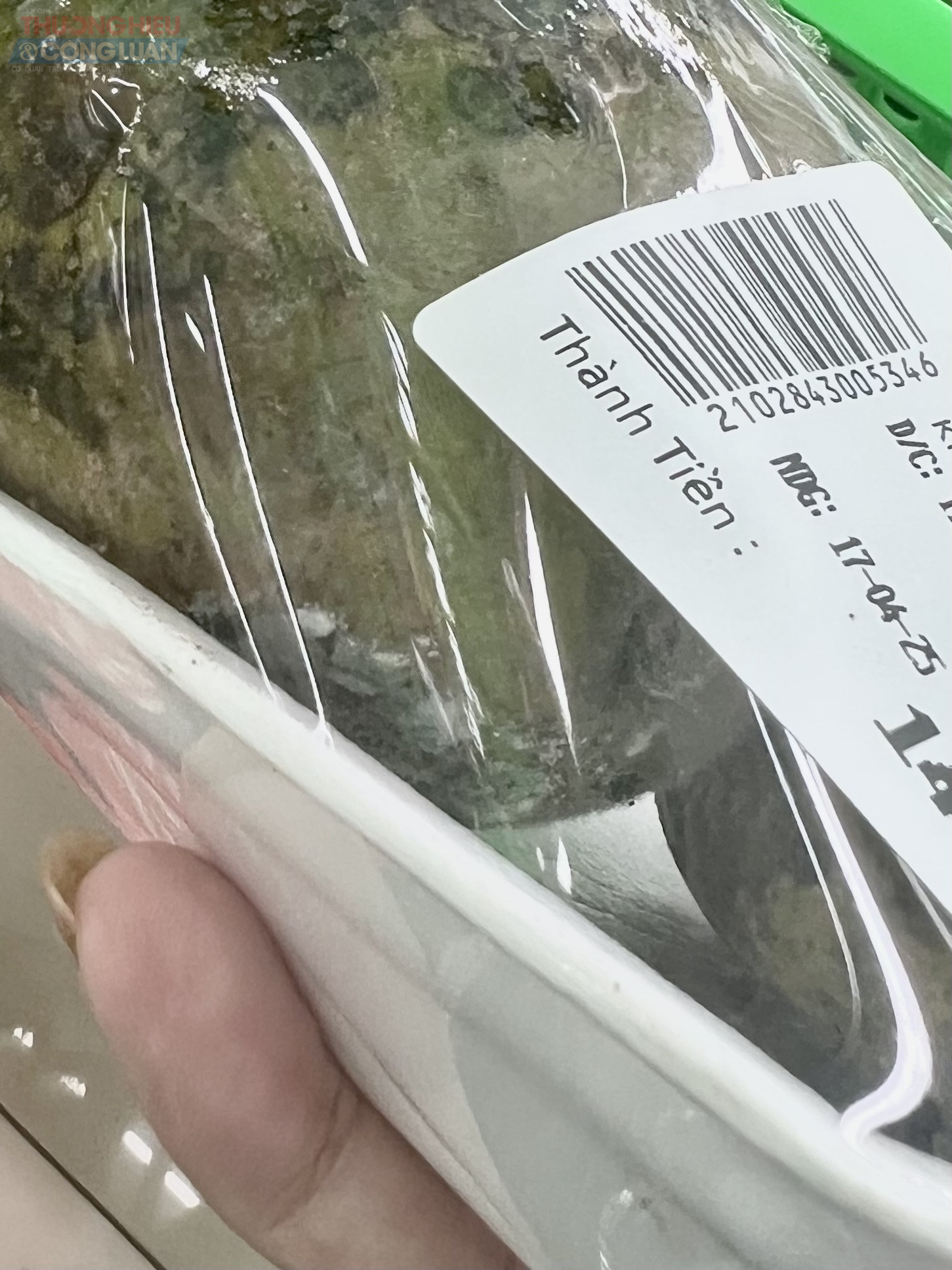 Một khay cóc khác cũng ghi nhận mốc trắng, cùng với đó là nhiều khay khác cóc rất héo, thâm đen lại. Một khay cóc khác cũng ghi nhận mốc trắng, cùng với đó là nhiều khay khác cóc rất héo, thâm đen lại.