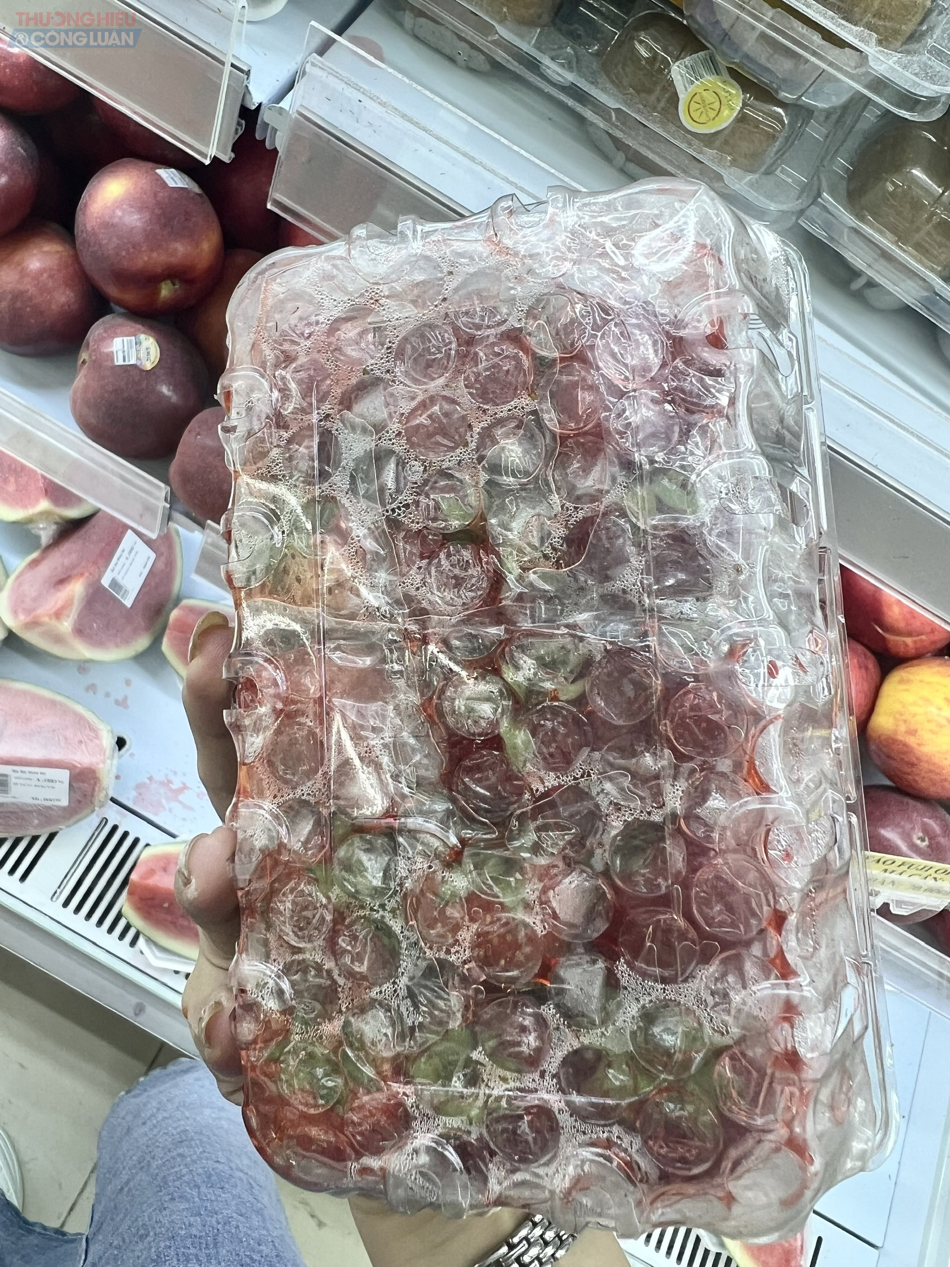 Hộp dâu tây đã chảy nước được bày bán tại siêu thị Thành Đô Hộp dâu tây đã chảy nước được bày bán tại siêu thị Thành Đô