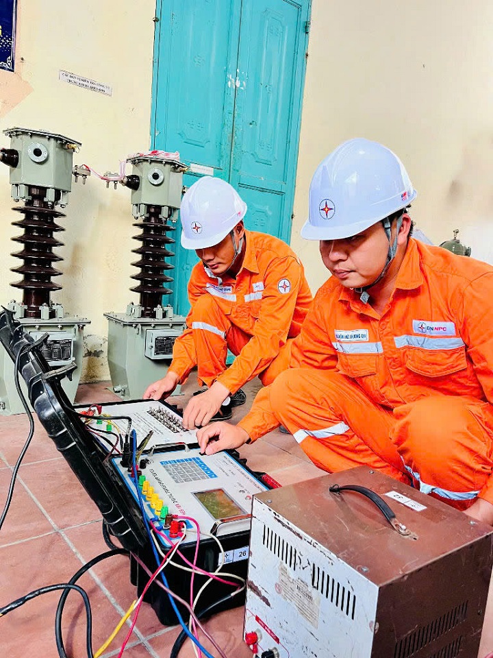1Công nhân Trung tâm Thí nghiệm điện Quảng Ninh thử nghiệm trạm biến áp khách hàng 1Công nhân Trung tâm Thí nghiệm điện Quảng Ninh thử nghiệm trạm biến áp khách hàng