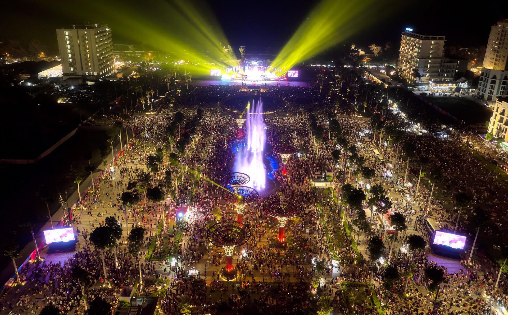 Lễ hội Du lịch biển Sầm Sơn được đầu tư công phu, liên tiếp phá kỷ lục lượng khách qua từng năm