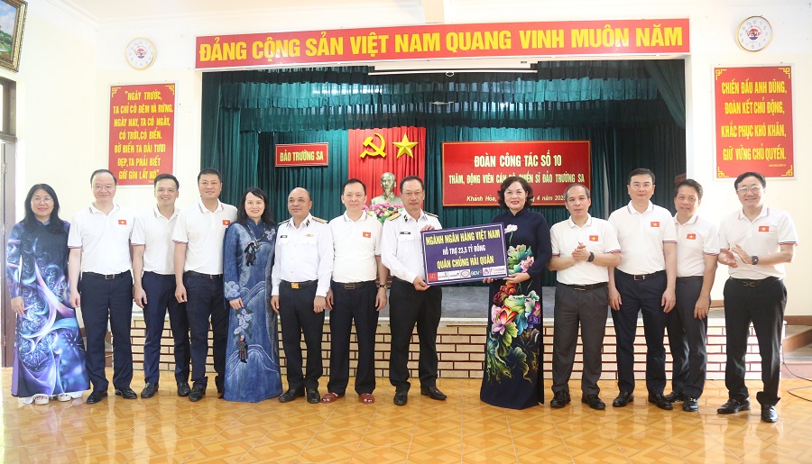 Thống đốc Ngân hàng Nhà nước Nguyễn Thị Hồng trao tặng hỗ trợ trị giá 23,5 tỷ đồng cho Quân chủng Hải quân