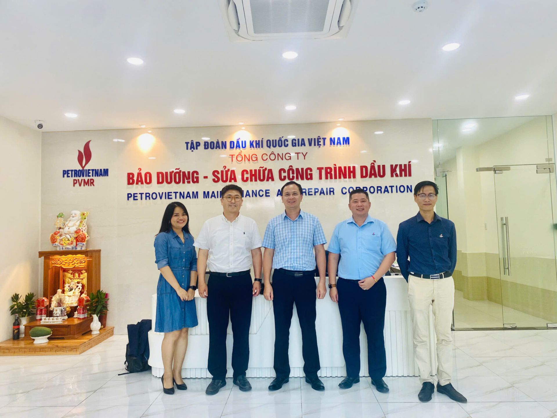 Đoàn đại biểu StoryG chụp hình lưu niệm cùng đại diện PVMR