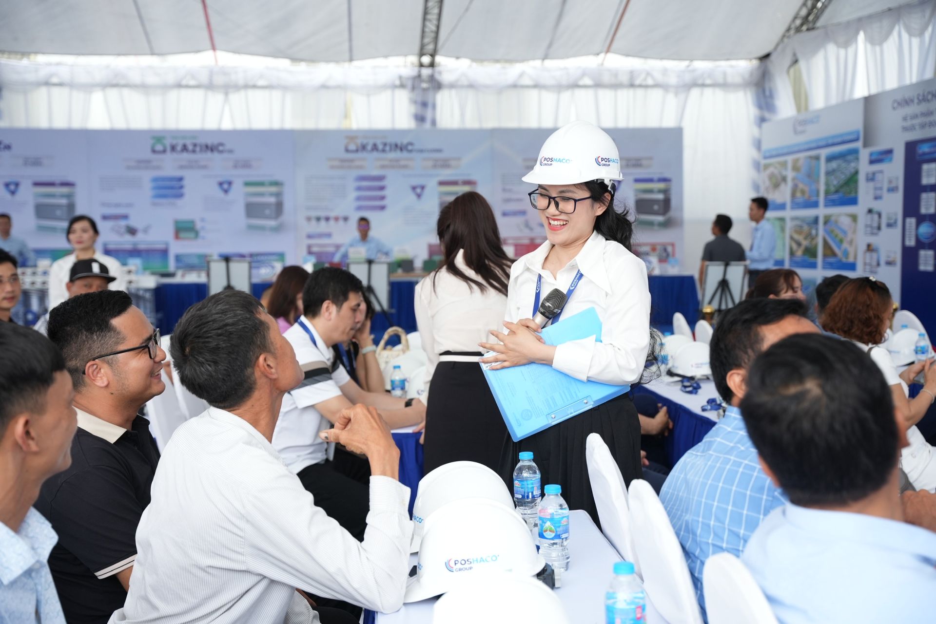 Hơn 500 khách mời là đại lý, nhà phân phối, thợ thầu khu vực miền Bắc tham dự sự kiện ra mắt Tôn Kamazn và công nghệ mạ GLMAG của Tập đoàn POSHACO tại Hưng Yên ngày 22/4/2025. Hơn 500 khách mời là đại lý, nhà phân phối, thợ thầu khu vực miền Bắc tham dự sự kiện ra mắt Tôn Kamazn và công nghệ mạ GLMAG của Tập đoàn POSHACO tại Hưng Yên ngày 22/4/2025.