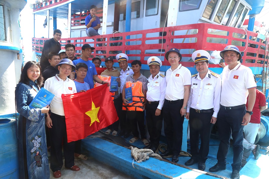 Đoàn công tác trao tặng cờ cho ngư dân vươn khơi bám biển