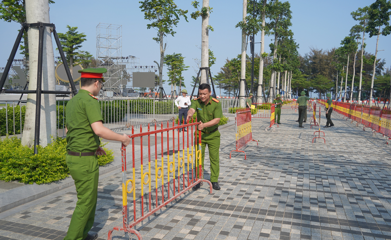 Lực lượng công an thiết lập hàng rào tạm phân luồng, phân tuyến tại khu vực diễn ra lễ khai mạc