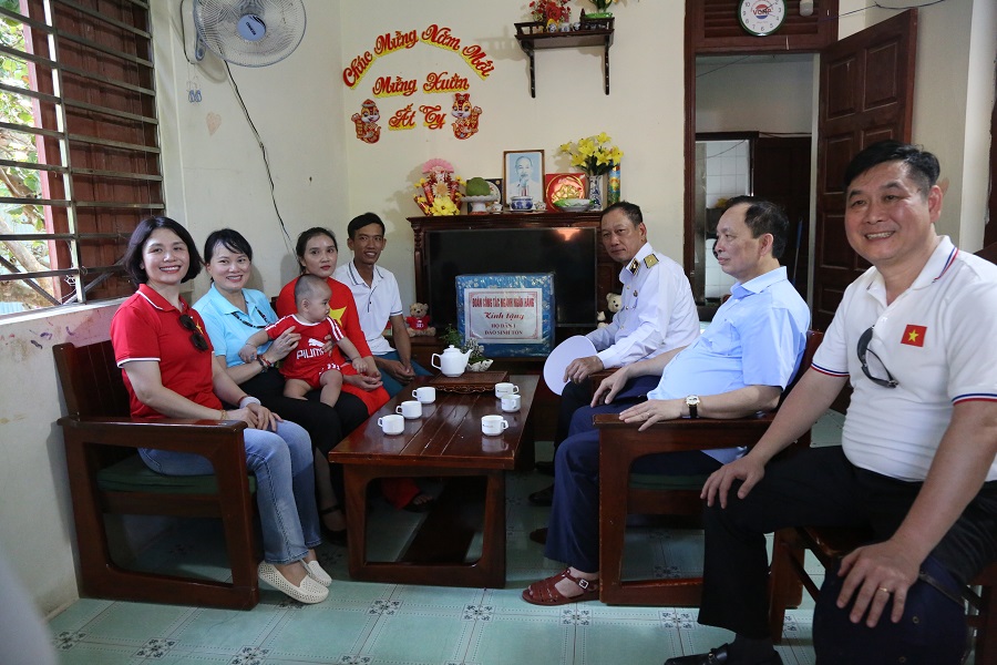 Phó Thống đốc Thường trực Ngân hàng Nhà nước Việt Nam Đào Minh Tú cùng đoàn công tác tặng quà và thăm hỏi hộ dân trên đảo Song Tử Tây