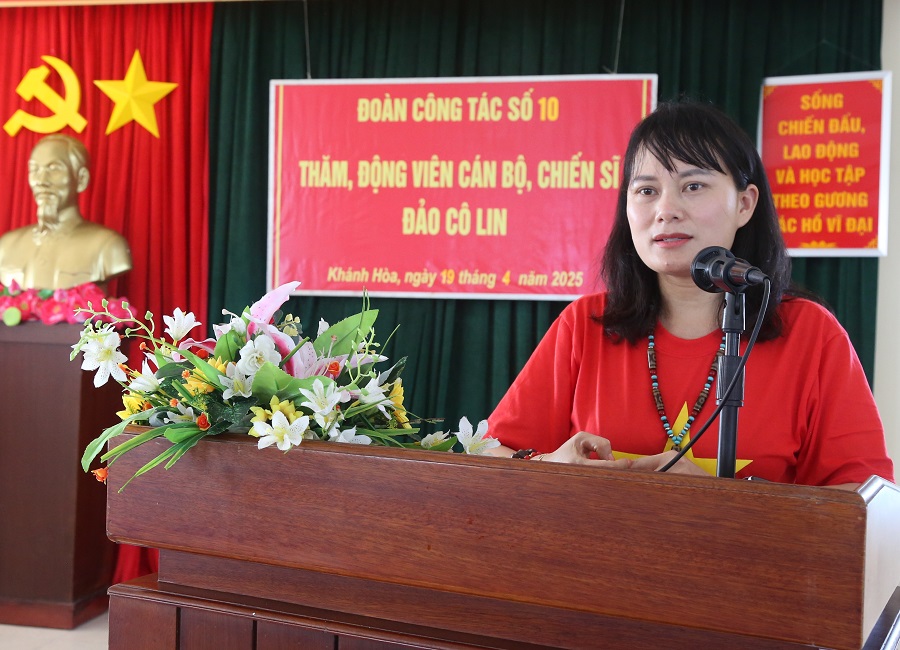 Phó Tổng Giám đốc Agribank Phùng Thị Bình phát biểu trong chuyến thăm cán bộ, chiến sĩ tại đảo Cô Lin