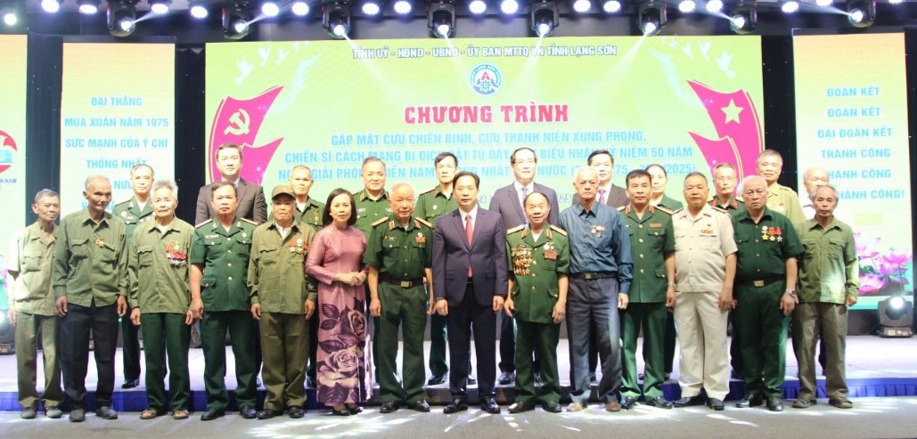 Các đồng chí lãnh đạo tỉnh Lạng Sơn chụp hình lưu niệm cùng các cựu chiến binh, cựu thanh niên xung phong, chiến sĩ cách mạng bị địch bắt tù đày Các đồng chí lãnh đạo tỉnh Lạng Sơn chụp hình lưu niệm cùng các cựu chiến binh, cựu thanh niên xung phong, chiến sĩ cách mạng bị địch bắt tù đày