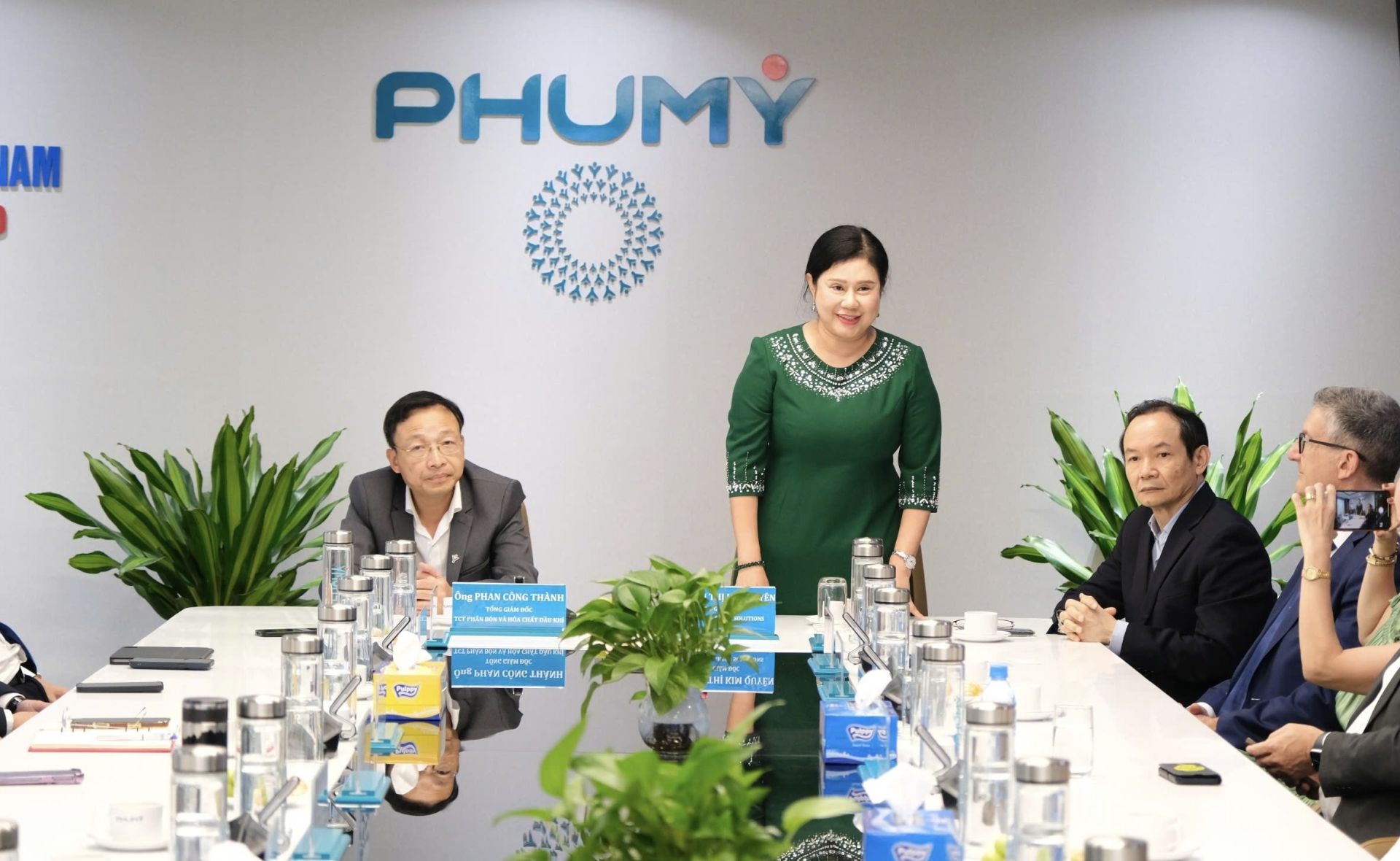 Thay mặt TGS, bà Huỳnh Thị Kim Quyên cam kết mang đến những giải pháp công nghệ hiện đại, hiệu quả và sẵn sàng cùng Phú Mỹ hiện thực hóa mục tiêu chuyển đổi xanh Thay mặt TGS, bà Huỳnh Thị Kim Quyên cam kết mang đến những giải pháp công nghệ hiện đại, hiệu quả và sẵn sàng cùng Phú Mỹ hiện thực hóa mục tiêu chuyển đổi xanh