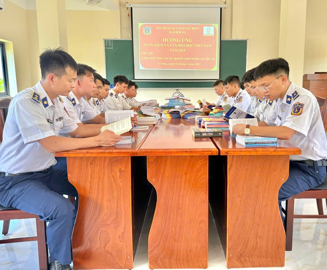 Cán bộ, chiến sĩ Hải đội 421, Hải đoàn 42 hưởng ứng ngày sách và văn hoá đọc Cán bộ, chiến sĩ Hải đội 421, Hải đoàn 42 hưởng ứng ngày sách và văn hoá đọc