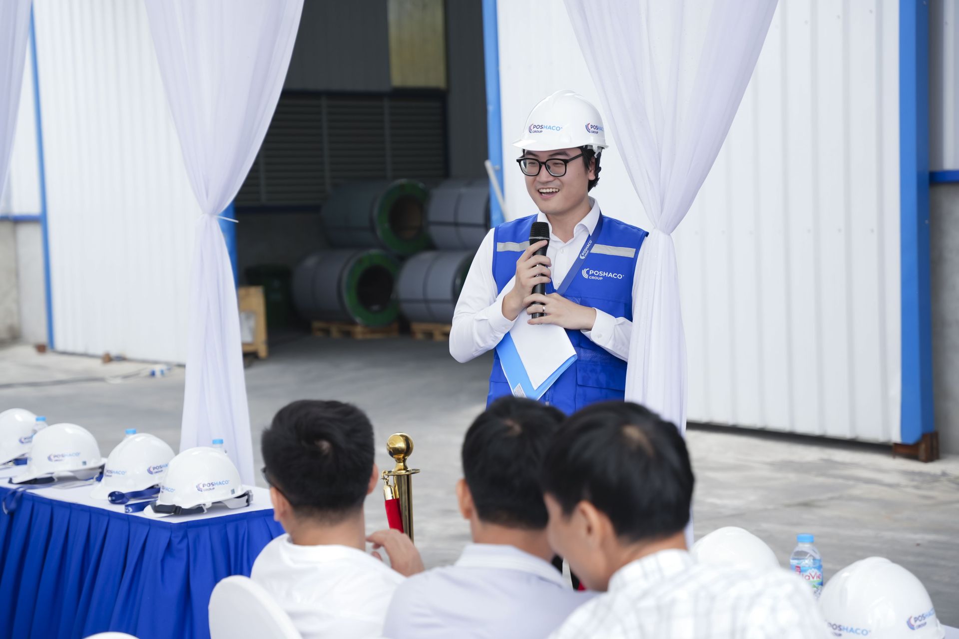 Phó Tổng Giám đốc Đào Ngọc Thành trao đổi, chia sẻ và giao lưu cùng khách mời tham gia sự kiện - thăm quan nhà máy sản xuất của Tập đoàn POSHACO tại Hưng Yên ngày 22/4/2025