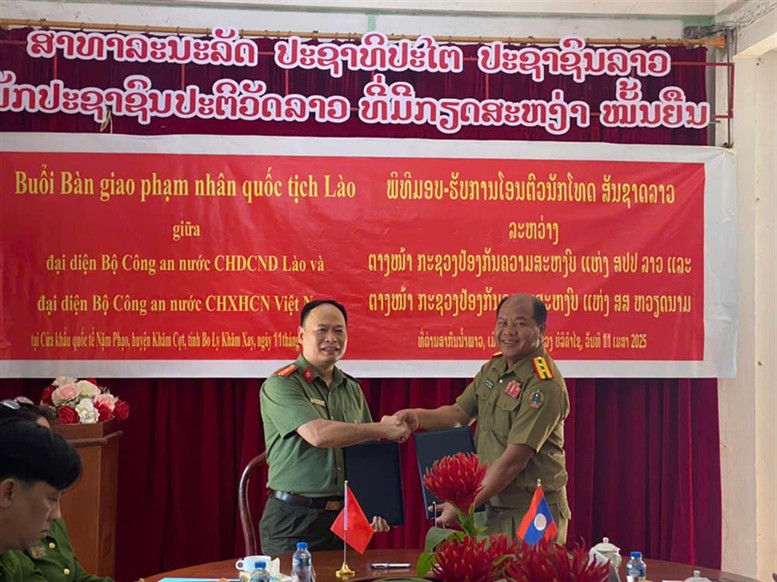 Đại diện Bộ Công an hai nước Việt Nam và Lào đang tiến hành các thủ tục có liên quan tại Cửa khẩu quốc tế Nặm-phạo, huyện Khăm Cợt, tỉnh Bo-ly-khăm-xay, Lào. Đại diện Bộ Công an hai nước Việt Nam và Lào đang tiến hành các thủ tục có liên quan tại Cửa khẩu quốc tế Nặm-phạo, huyện Khăm Cợt, tỉnh Bo-ly-khăm-xay, Lào.