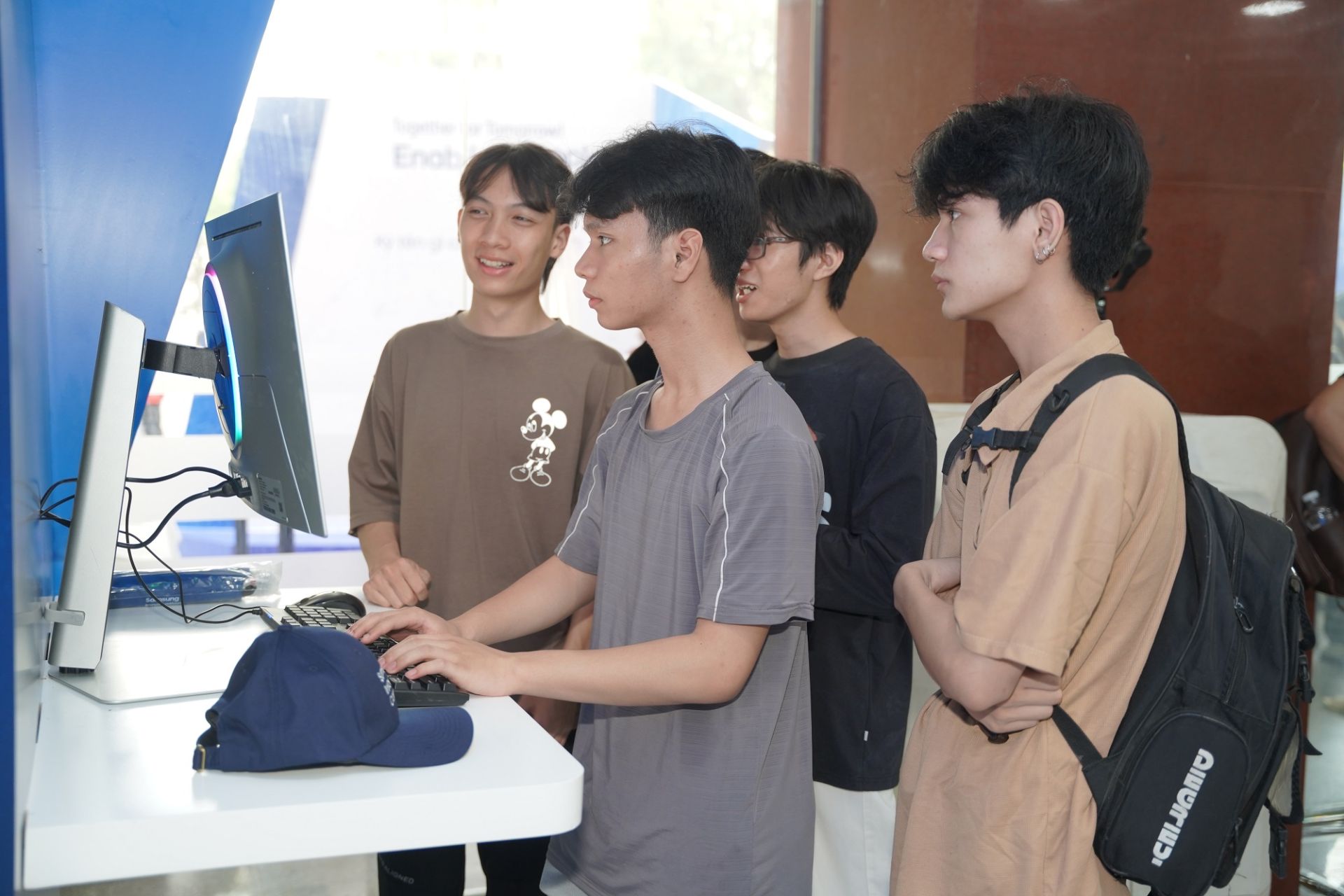 Các bạn trẻ trải nghiệm thử thách lập trình tại sự kiện