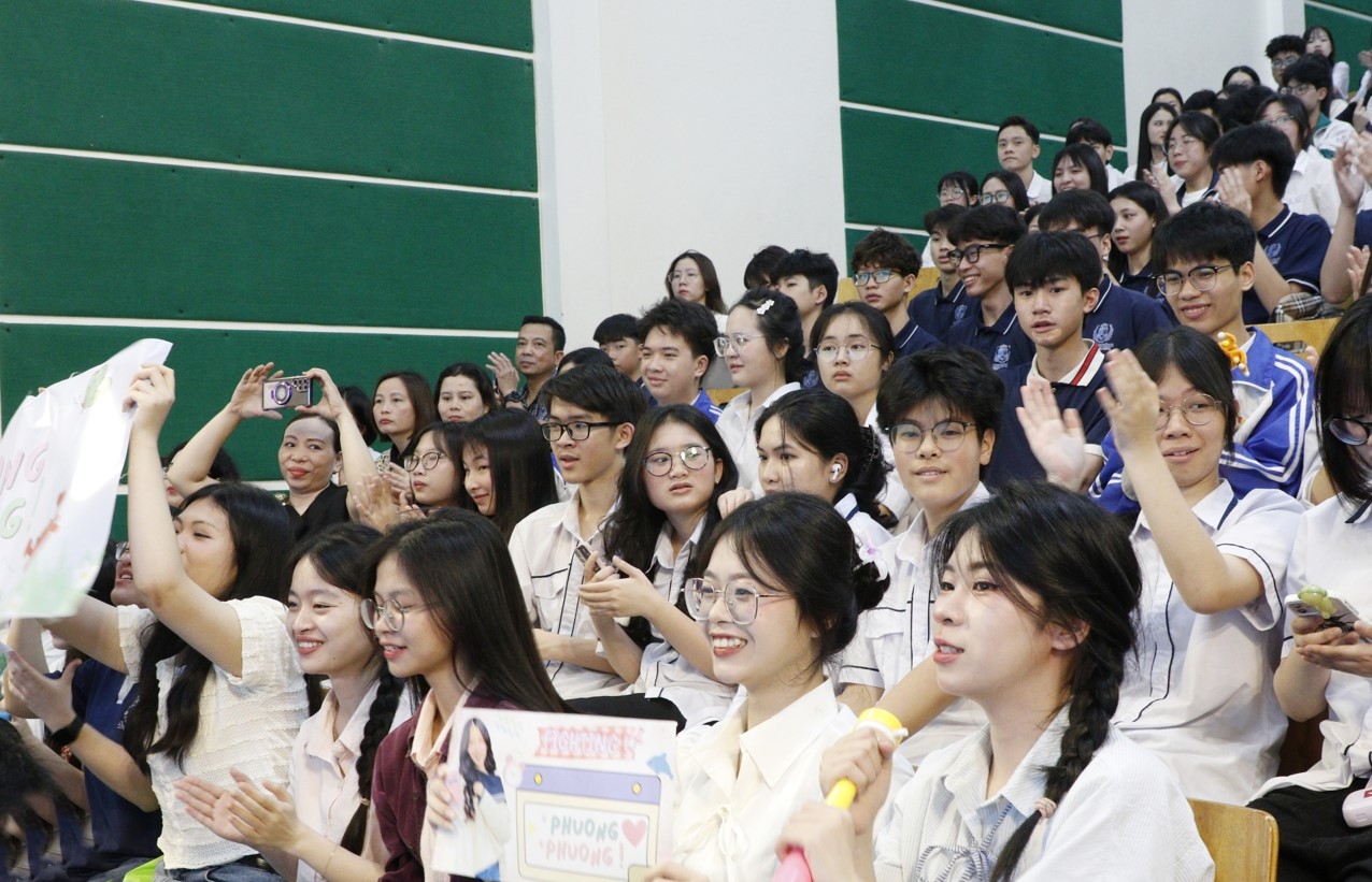 Đông đảo cổ động viên đến cổ vũ cho các thí sinh. Đông đảo cổ động viên đến cổ vũ cho các thí sinh.