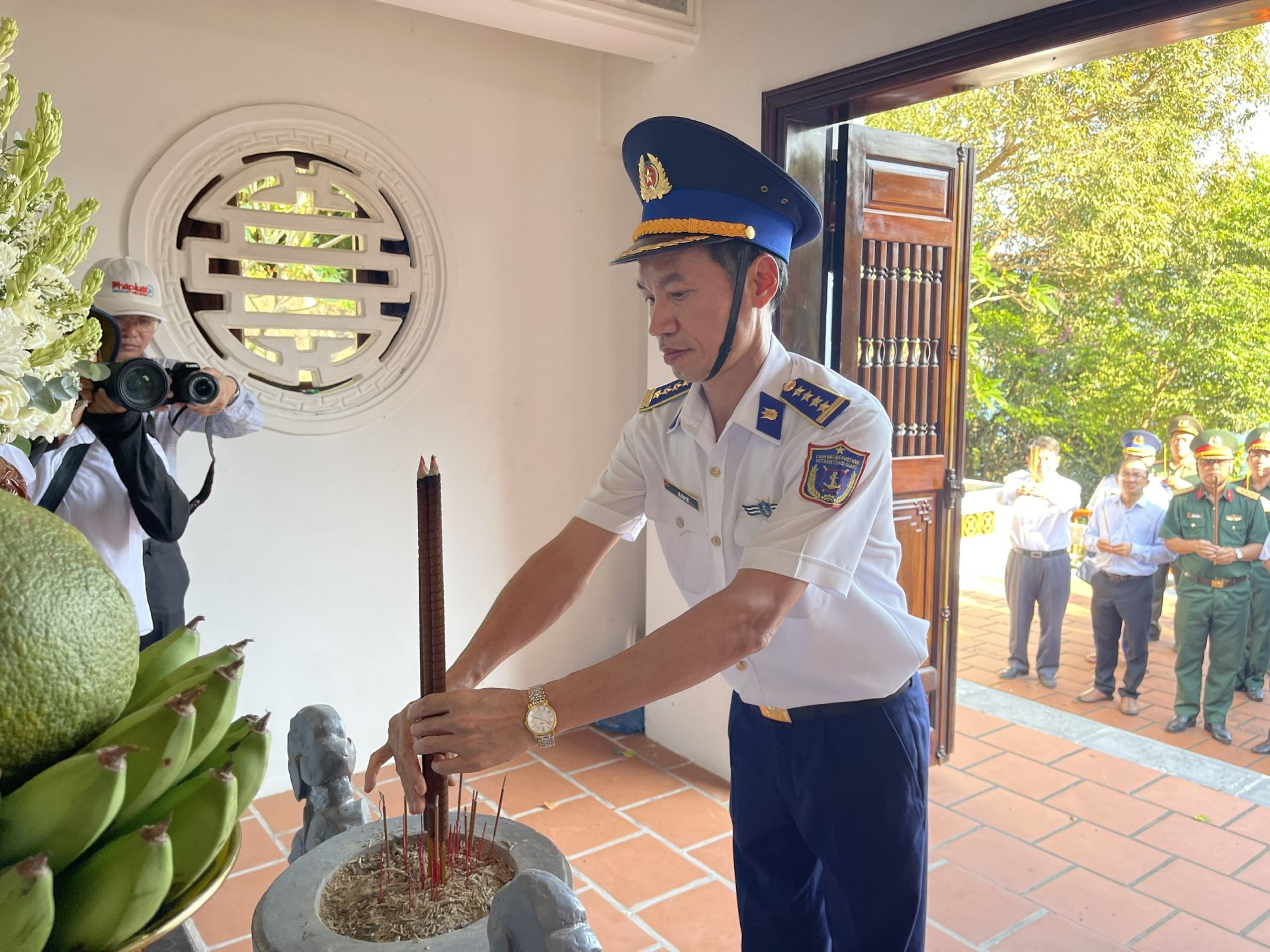 Đại tá Lê Văn Tú, Bí thư Đảng ủy, Chính ủy Bộ Tư lệnh Vùng CSB3, dâng hương tại nhà tưởng niệm các Anh hùng liệt sĩ tại bến tàu không số Vũng Rô Đại tá Lê Văn Tú, Bí thư Đảng ủy, Chính ủy Bộ Tư lệnh Vùng CSB3, dâng hương tại nhà tưởng niệm các Anh hùng liệt sĩ tại bến tàu không số Vũng Rô