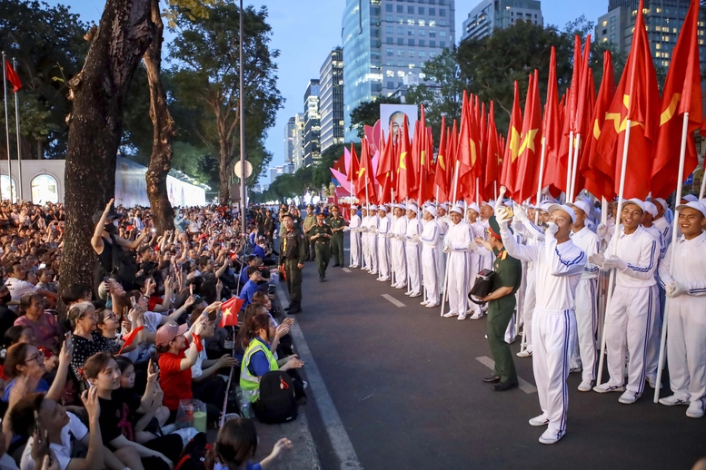 Hàng nghìn người dân tập trung dọc hai bên đường Lê Duẩn (quận 1, TPHCM) để theo dõi buổi tổng hợp luyện diễu binh, diễu hành chào mừng Lễ kỷ niệm 50 năm Ngày giải phóng miền Nam, thống nhất đất nước.