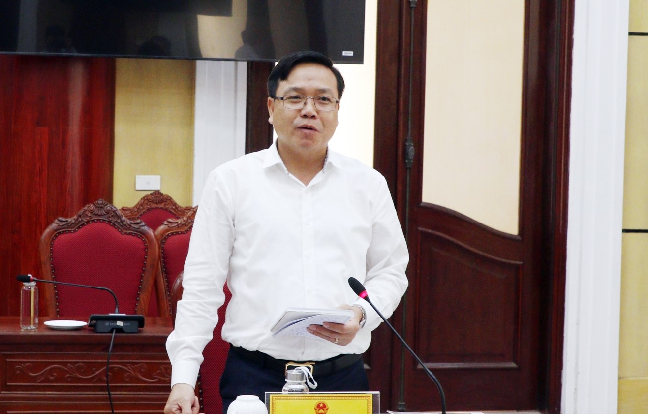 Giám đốc Sở Tài chính tỉnh Bắc Giang Nguyễn Đình Hiếu phát biểu tại buổi làm việc. Giám đốc Sở Tài chính tỉnh Bắc Giang Nguyễn Đình Hiếu phát biểu tại buổi làm việc.