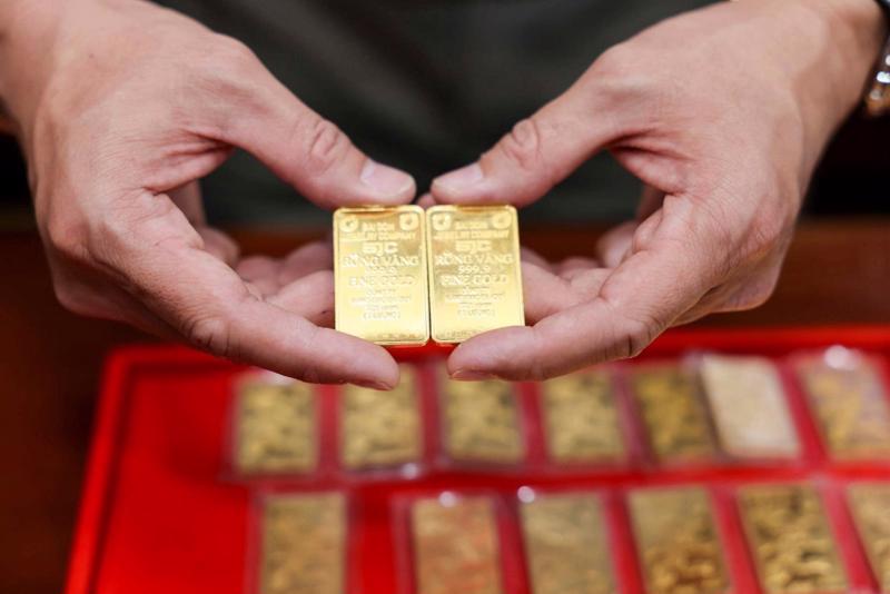 Giá vàng thế giới và vàng trong nước chênh lệch về giá nên nhiều đối tượng đã tìm cách đưa vàng lậu vào Việt Nam và bán với ra bằng giá vàng SJC Giá vàng thế giới và vàng trong nước chênh lệch về giá nên nhiều đối tượng đã tìm cách đưa vàng lậu vào Việt Nam và bán với ra bằng giá vàng SJC