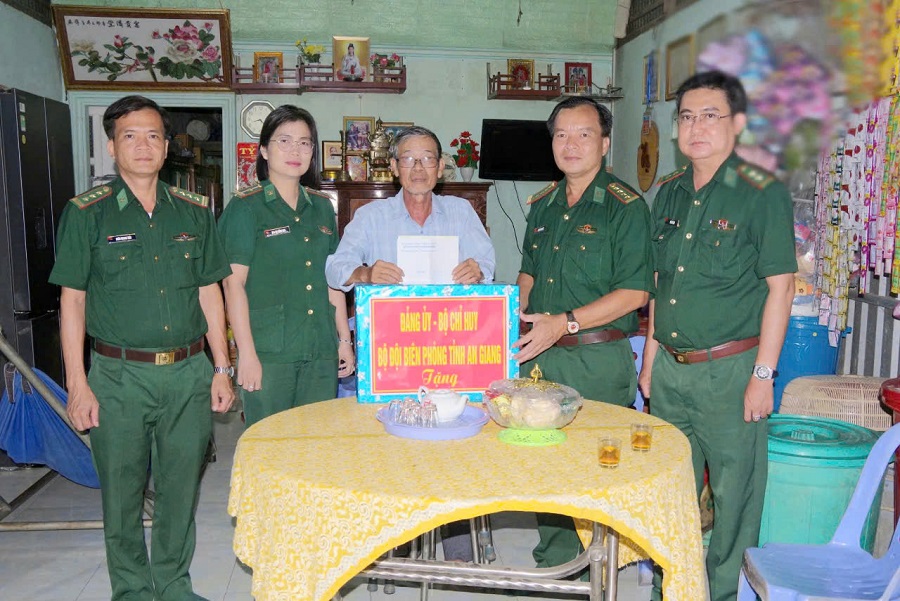 Thăm, tặng quà Mẹ Việt Nam anh hùng Nguyễn Thị Lựu