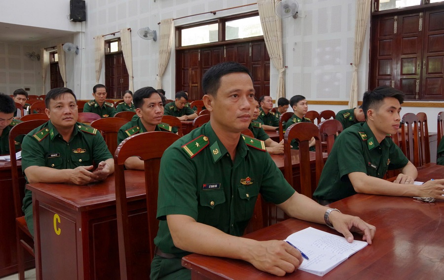 Cán bộ, chiến sĩ tập trung nghe tuyên truyền Cán bộ, chiến sĩ tập trung nghe tuyên truyền