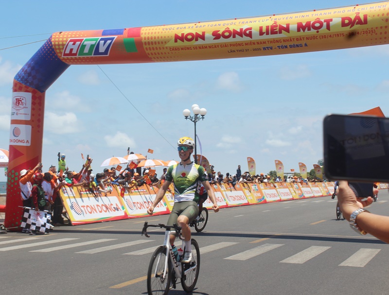 Tay đua người Nga Ivan Blokhin cán đích đầu tiên chặng 19 (Phan Thiết - Vũng Tàu)