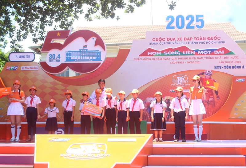 BTC trao học bổng cho các em học sinh Trường TH Xuyên Mộc (Bà Rịa - Vũng Tàu)