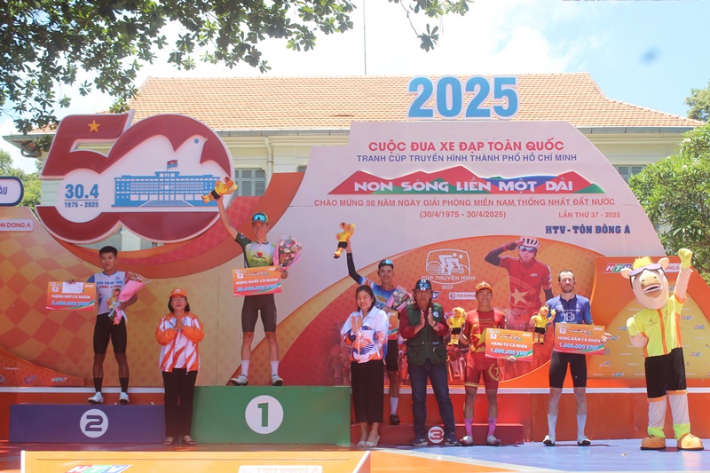 Ban tổ chức trao giải cho 5 VĐV xuất sắc chặng 19