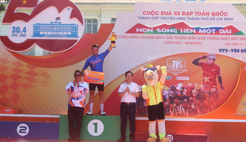 Ban tổ chức trao giải thành tích Áo Xanh