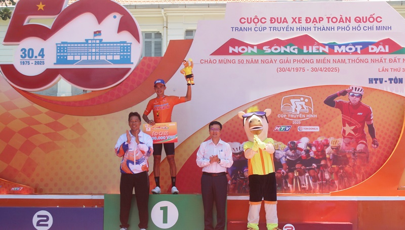 Trao giải cho tay đua đạt thành tích Áo vàng sau 19 chặng