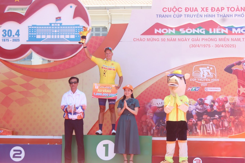 Trao thành tích Áo vàng cho tay đua xuất sắc sau chặng 19