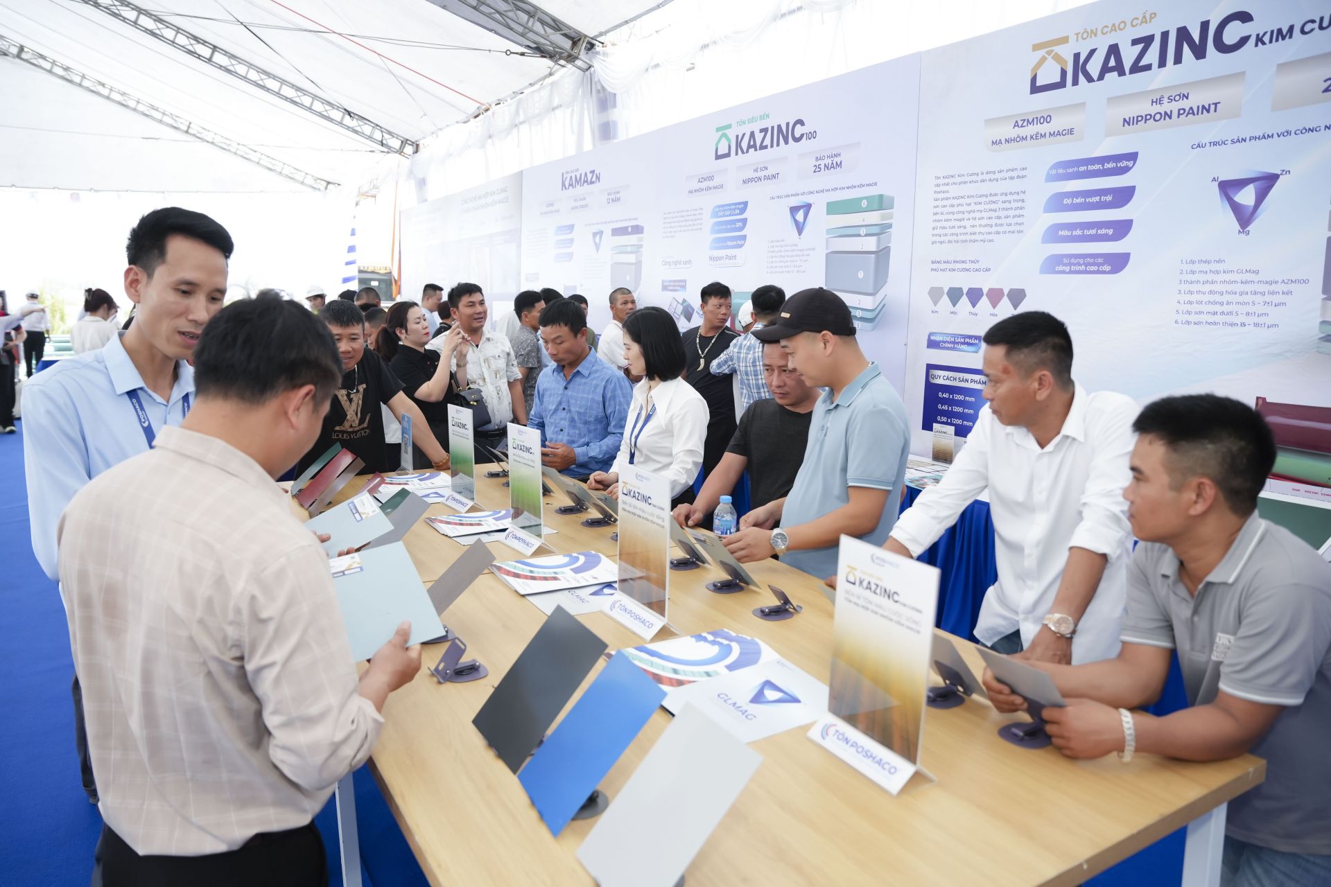 Hơn 500 khách mời là đại lý, nhà phân phối, thợ thầu khu vực miền Bắc tham dự sự kiện ra mắt Tôn Kamazn và công nghệ mạ GLMAG của Tập đoàn POSHACO tại Hưng Yên ngày 22/4/2025. Hơn 500 khách mời là đại lý, nhà phân phối, thợ thầu khu vực miền Bắc tham dự sự kiện ra mắt Tôn Kamazn và công nghệ mạ GLMAG của Tập đoàn POSHACO tại Hưng Yên ngày 22/4/2025.